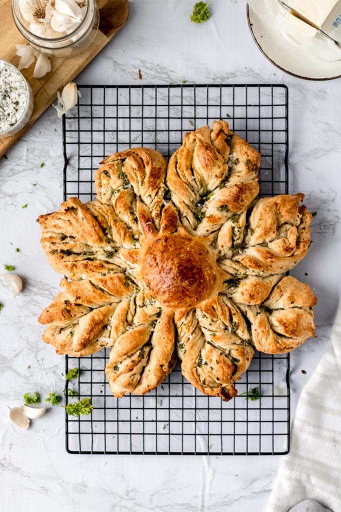 cheesy vegan star bread with garlic and parslet
